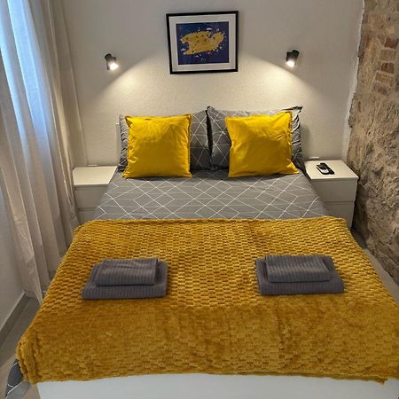 Apartment Ana Vis Buitenkant foto